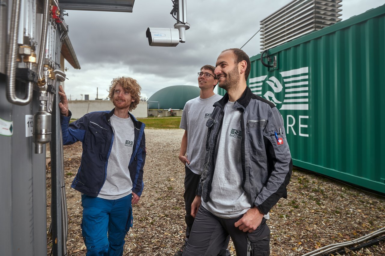 Maximilian Hauck, Felix Fischer and Jeremias Weinrich at the BioCORE prototype plant, an alternative plant concept with high-temperature fuel cells