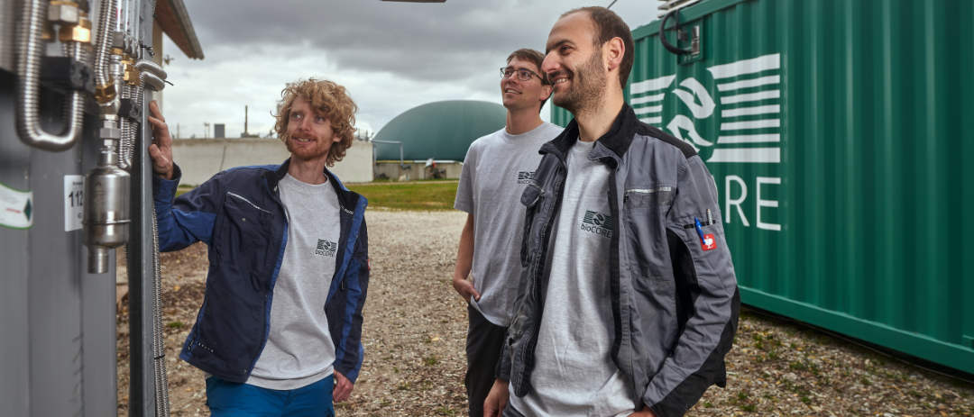 Maximilian Hauck, Felix Fischer and Jeremias Weinrich at the BioCORE prototype plant, an alternative plant concept with high-temperature fuel cells